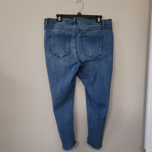 Lane Bryant Blue Ankle & Cropped Jeans. Size 18P - Picture 2 of 3